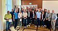 Das Gruppenfoto im Landratsamt zeigt Bürgermeisterinnen und Bürgermeister sowie Vertreterinnnen und Vertreter bei der Ehrung für die Dorfrunden-Challenge 2024.