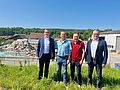 Auf dem Gruppenfoto sind die Verantwortlichen der neuen Rhön-Grabfeld Umweltservice GmbH zu sehen vor dem Firmengelände der Firma Stäblein in Schönau.