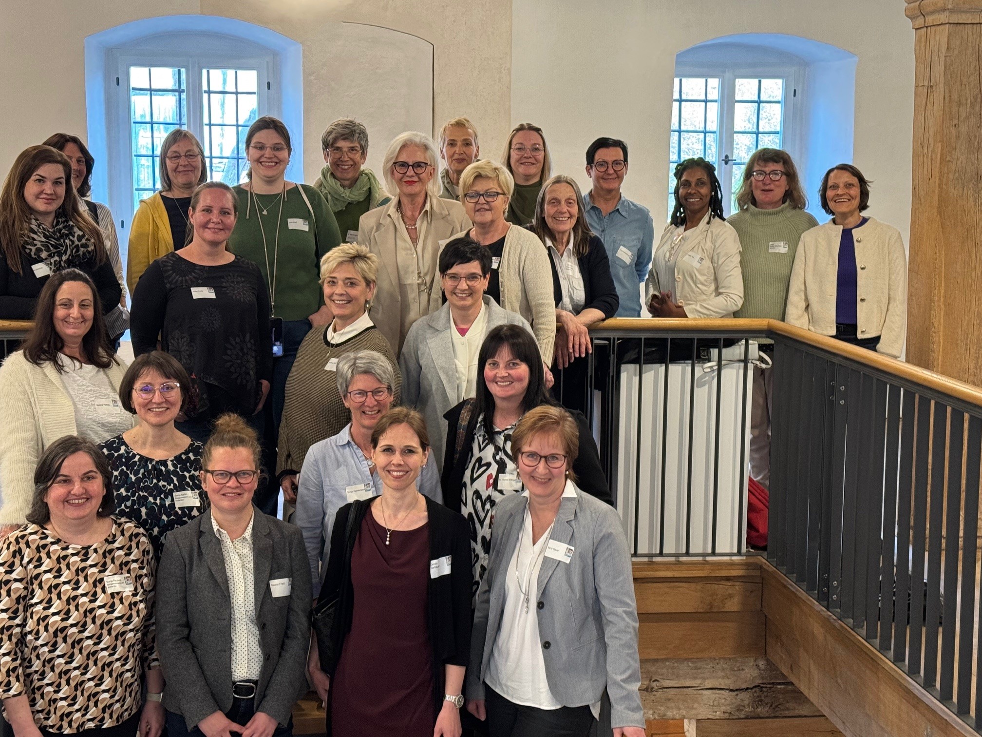 Das Gruppenfoto zeigt verschiedene Teilnehmerinnen und Teilnehmer des Workshops auf der Treppe im Kloster Wechterswinkel