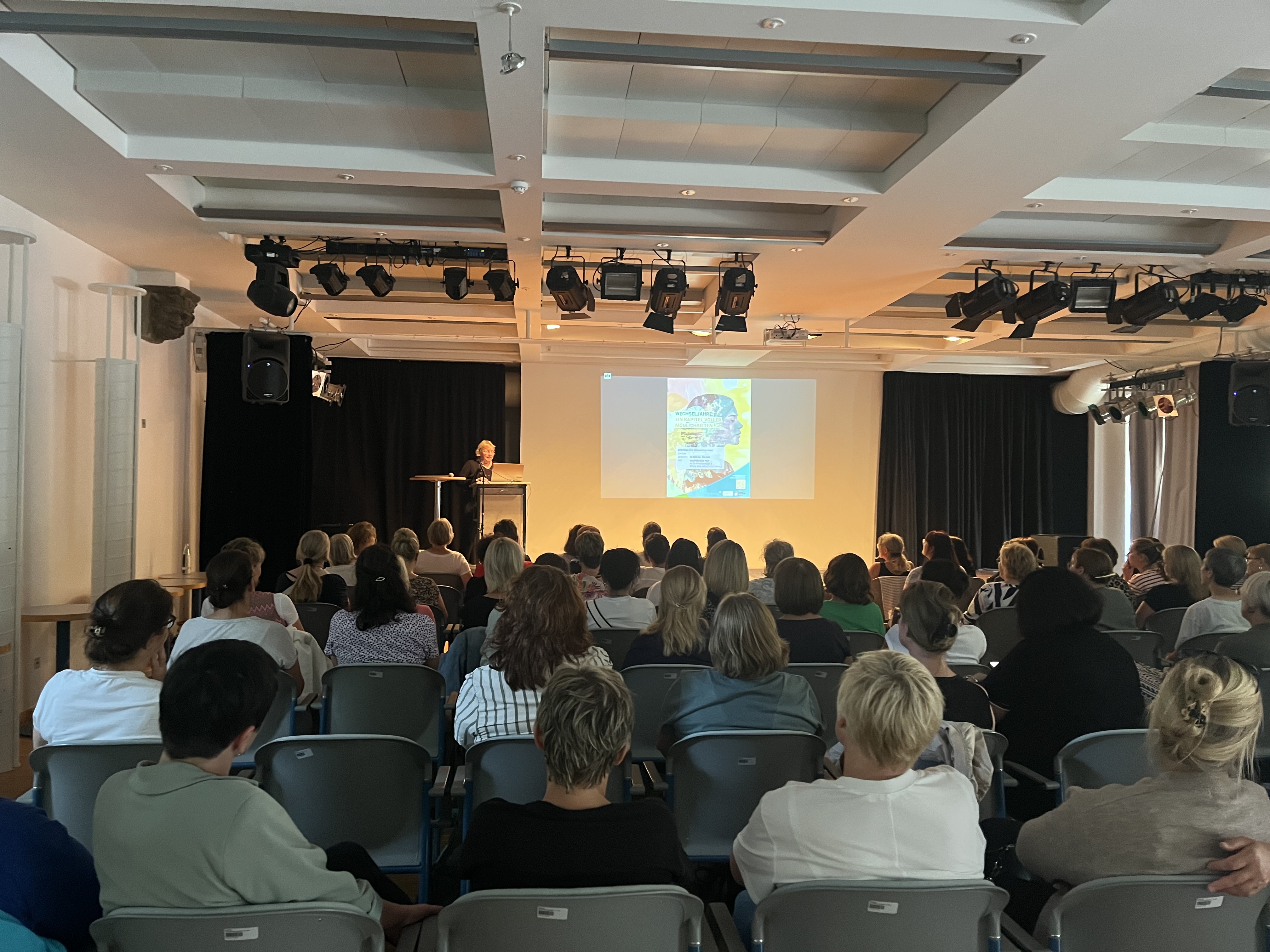 Das Foto zeigt einen Blick in das Publikum im Bildhäuser Hof in Bad Neustadt bei der Veranstaltung "Wechseljahre".