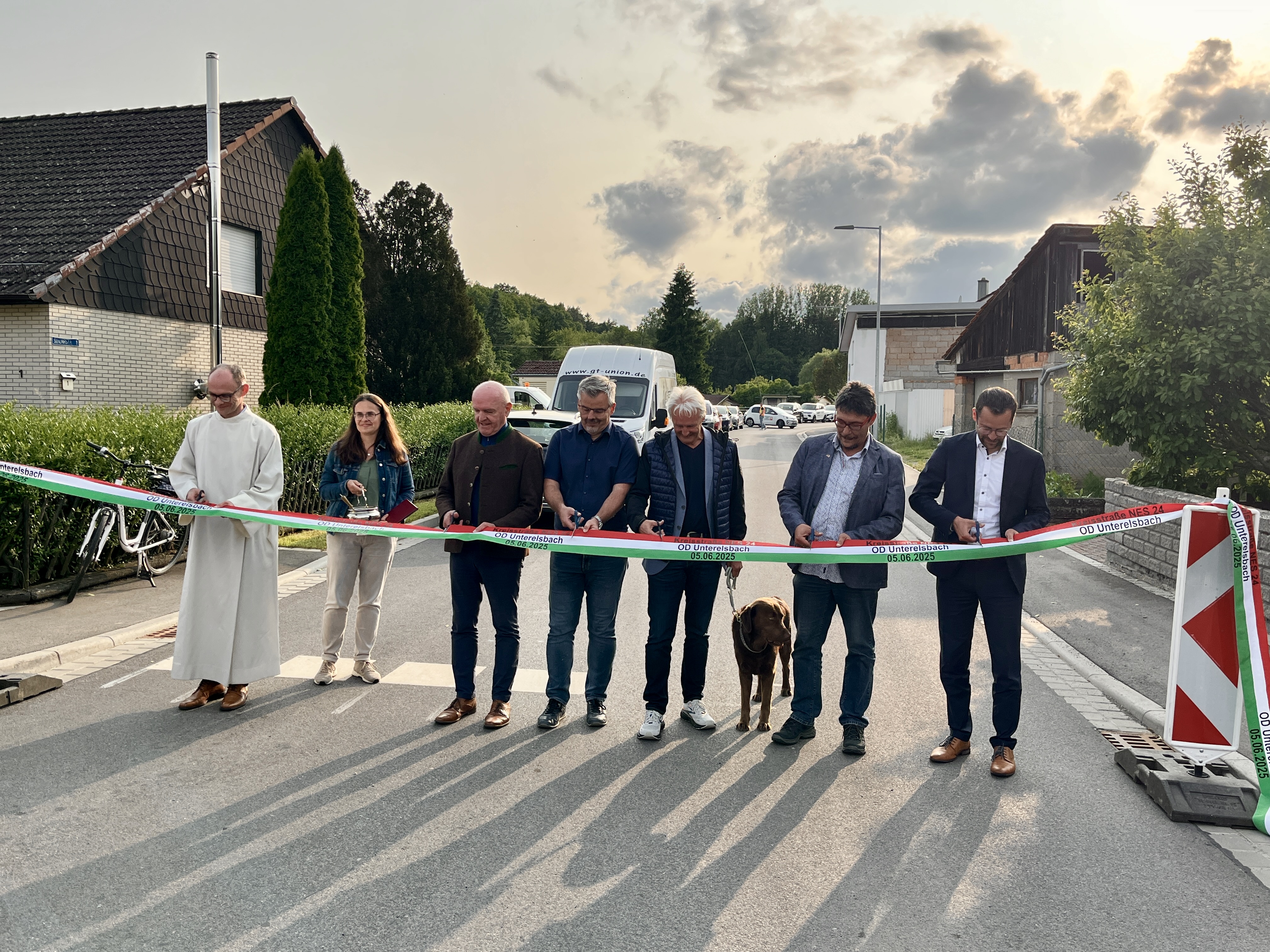 Symbolisch wurde das Band zur Verkehrsfreigabe in Unterelsbach durchschnitten worden. Auf dem Foto sind unter anderem Landrat Thomas Habermann (Dritter von links) und Bürgermeister Björn Denner (rechts) zu sehen.